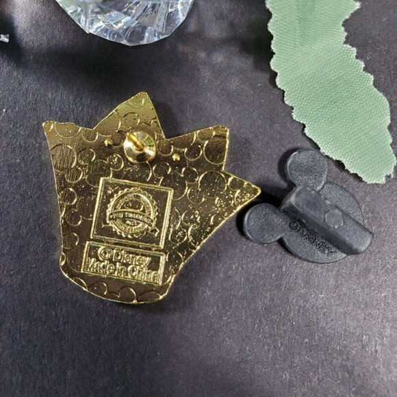 Disney Queen Hearts Trading Pin Alice Wonderland Crown Lapel Pin Brooch Badge - Picture 3 of 5